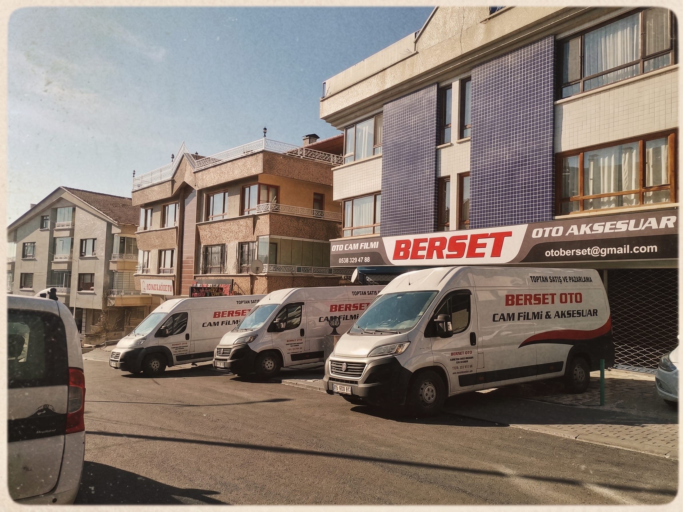 Berset Oto Cam Filmi ve Aksesuar mağazası ve filo araçları